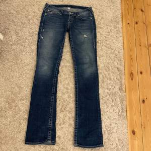Säljer mina såå fina lågmidjade bootcut true religion jeans! De är i ny skick och har bara använts en gång! Midjemått 37,5 cm och innerbenslängden 80 cm! 💗kom privat vid funderingar 🫶