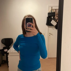 Tajt blå tröja - Köpt på new yorker, säljer då jag inte använder den längre.