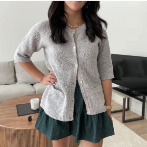 Grå tröja - Bra skick men välanvänd. Lappen avklippt av förra säljaren men märket är Lager 157, vet ej storlek men gissar på S.