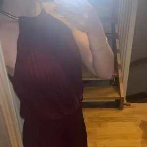 Den perfekta balklänningen!  Jag själv använde den som balklänning men klänningen passar också perfekt till annan tillställning💕 Vinröd lång klänning. Endast använd en gång 🌟