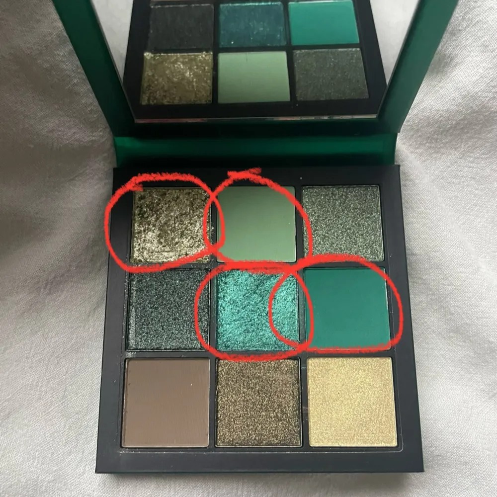 Denna huda beauty emerald obsessions ögonskuggspalett har använts endast en gång (se markerade skuggor bild 3). Färgerna är inga jag använder och därför säljer jag den! Nypris ca 300kr. Övrigt.
