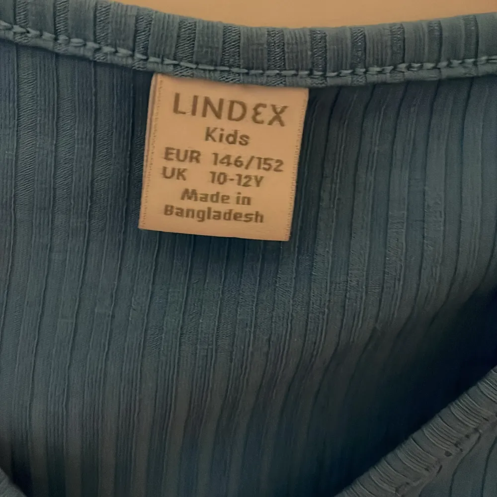 Blå t-shirt från Lindex i fint skick, köparen betalar frakt. T-shirts.