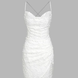 Blommig vit klänning - Vit blommig klänning short med snörning på ryggen. Aldrig använt! Pris kan absolut diskuteras.