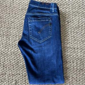 Tjena!! Denna gång säljer vi ett par riktigt fräscha Dondup jeans i färgen mörkblå. Nypris på dessa är ungefär 2500-3000 och modellen är George. Riktigt fräscha nu inför sommaren. Skriv vid minsta lilla fundering. MVH,CH gubbarna 🤝🙏🏻👖