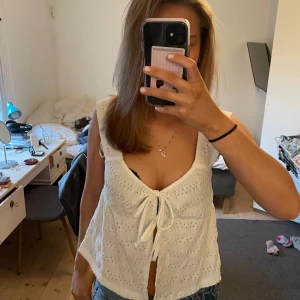 Topp - Säljer denna super gulliga topp! I storlek L men passar även M och S beroende på hur man vill den ska sitta. Jag brukar i vanliga fall ha s💕 aldrig använd så mycket bra skick!
