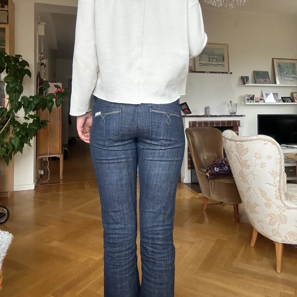 Jättefina bootcut low waist jeans. Jag brukar bära st s/m men dessa är lite små så skulle säga xs/s❤️ skriv priv för andra frågor eller mått❤️🥰. Jeans & Byxor.