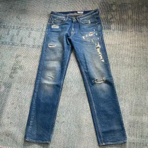 Säljer mina Tiger of Sweden jeans för jag inte har någon användning av dem Dem är i bra skick och hålen är där från fabrik annars inga skador