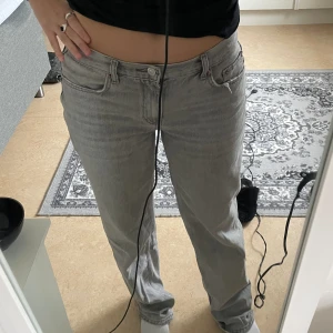 Gråa low waist jeans  - Säljer mina grå low waist jeans i straight modell från Gina tricot, knappt använt. Jag är 167, Skriv för fler bilder💕🫶🏼