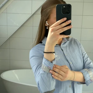 Hilfiger skjorta  - Säljer denna fina Tommy Hilfiger skjorta i regular fit, storlek 4! Men det är som storlek xs🌸