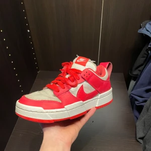 Nike dunk low - Säljer dessa Nike dunk low då dom inte kommer till användning nå mer, går inte att köpa online längre. Storlek 42 passar 41 | Skick 8/10