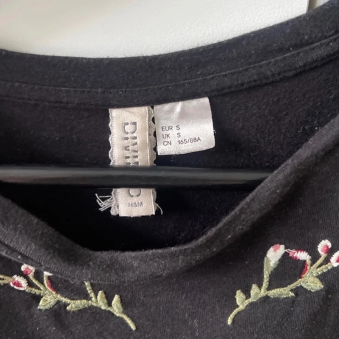 T-shirt med blommor ifrån H&M  - 92