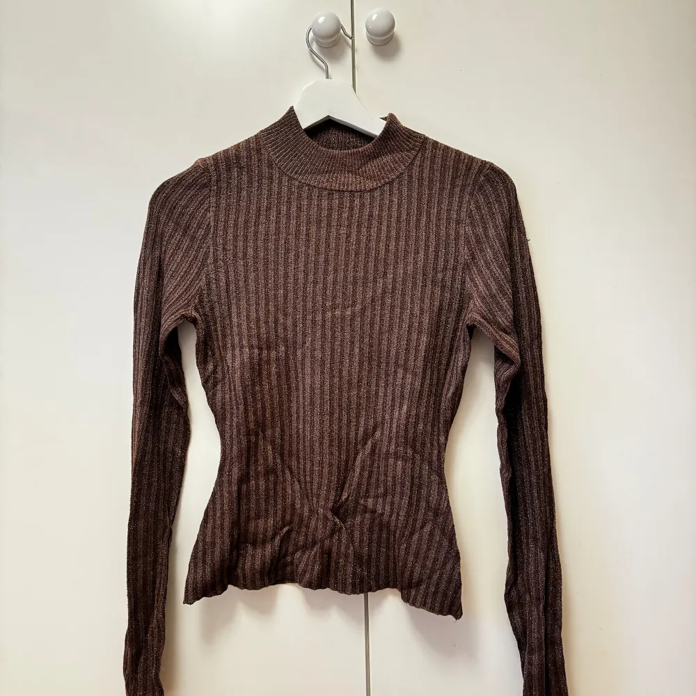 Fin brun glittrig tröja med liten krage från Na-Kd som inte kommer till användning 💕Storlek xs, fin skick, hör av dig vid frågor!. Blusar.