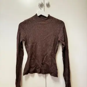 Fin brun glittrig tröja med liten krage från Na-Kd som inte kommer till användning 💕Storlek xs, fin skick, hör av dig vid frågor!