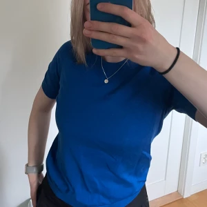 Fin blå kortarmas stickad!  -  Fin kort armärd finstickad tröja! Aldrig använd  Passar allt från Xs-M 