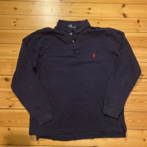 Ralph Lauren polotröja  - En mycket fin och trendig polotröja från Polo Ralph Lauren. Storlek S men passar även för M