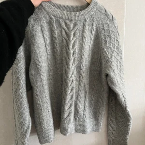 Stickad tröja  - Grå stickad tröja från hm, supermysig