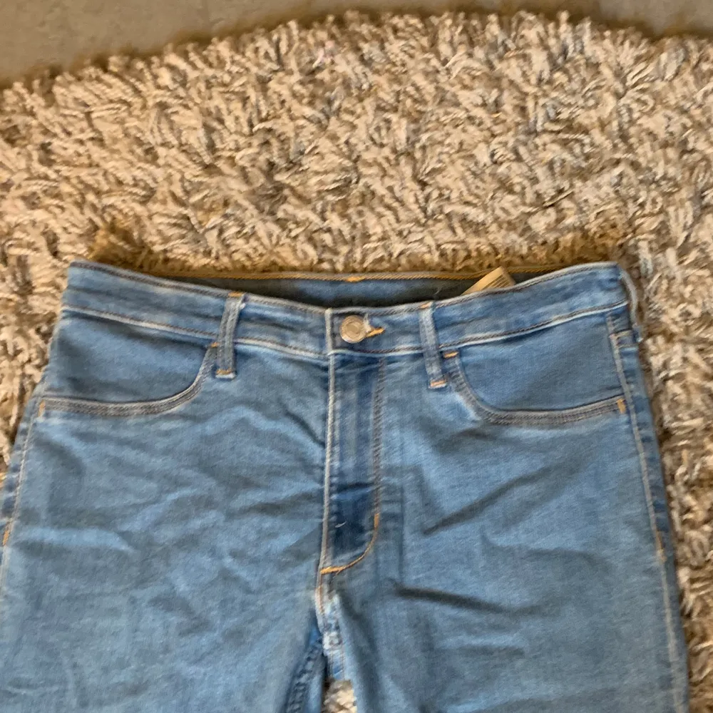  Säljer mina lågmidjade jeans ifrån H&M barnavdelning. jeansen är i fint skick då de knappt användts. sälje eftersom de är för små. priset kan diskuteras. Kontakta för fler bilder och information❤️💞. Jeans & Byxor.