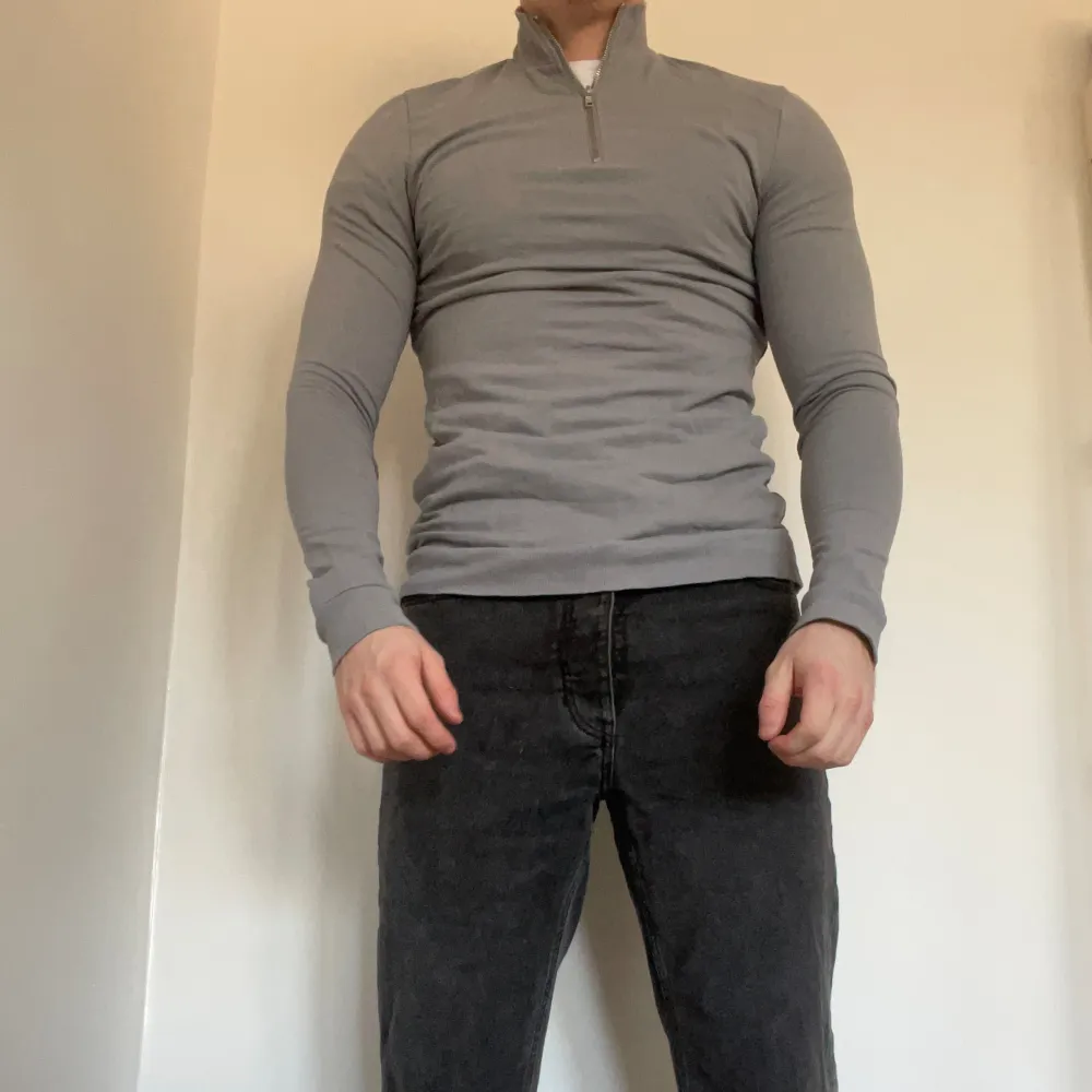 En half zip tröja som knappt är använd! Jag är ca 180cm och väger 80kg!. Hoodies.