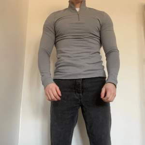 En half zip tröja som knappt är använd! Jag är ca 180cm och väger 80kg!