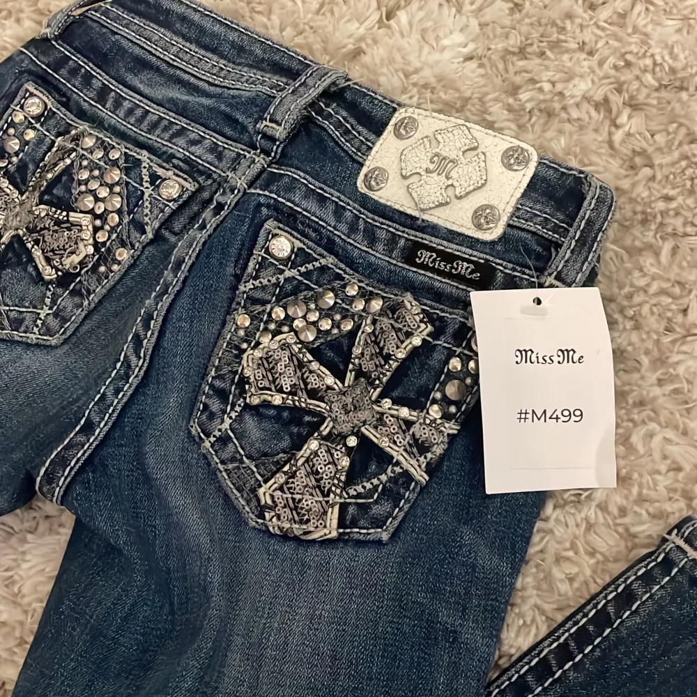 Jätte snygga och oanvända miss me bootcut jeans. Säljer pågrund av att dom är felköpta men de ser nästan helt nya ut. Lappen är kvar. Pris kan diskuteras vid snabb affär. . Jeans & Byxor.