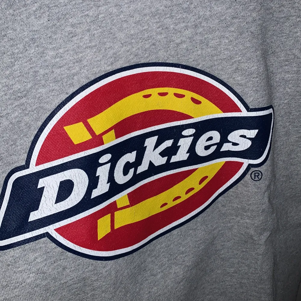 En Dickies Sweatshirt i storlek s själva märker har börjar rista lite som man kan se på sista bilden, men annars fin!  Pris går att diskutera💕. Hoodies.