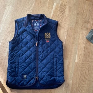 Morris väst - Perfekt för vår/höst ☀️🍁 Den är i perfekt skick utan några somhelst hål eller skador 😁