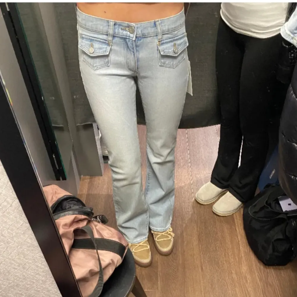 Ett par jättefina ljusblåa lågmidjade jeans  i bra skick. Säljer pga att dem tyvärr är lite för korta på mig.. Jeans & Byxor.