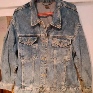 Jeansjacka  - En super snygg jeansjacka perfekt nu till våren 😻 Är i bra skick 💗