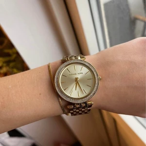 Michael kors klocka  - Michael Kors klocka i guld. Fint skick! Kvitto och lådan finns kvar. 2700kr nypris.  Enda som behövs är nytt batteri.