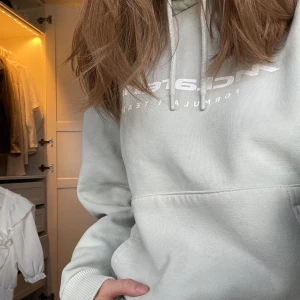 Mclaren Hoddie (F1) - Äkta Mclaren merch som inte går att köpa längre, säljer då den inte  kommer inte till användning. Är som XS i storleken 💕Använd helst köp nu