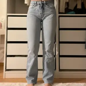 Blå jeans från Zara i storlek 36.  Köpta begagnade, därför vet jag inte om defekten är spruckna och/eller igensydda, men annars är de i fint skick. 