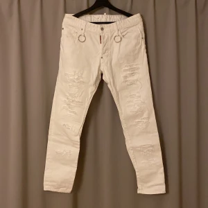 DSQUARED2 Jeans - Säjer mina DSQUARED2 Jeans. De är i jätte fint skick och är storlek 48. 300kr  Skicka DM om du vill se fler bilder!