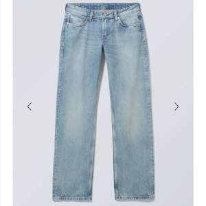 Arrow straightleg jeans i storlek 24x28 från Weekday. Använda otroligt få gånger och passar XS/165cm 