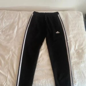 Adidasbyxor byxor - Adidasbyxor som köptes länge sen och har knappst används storlek s (det står storlek m med de passar ba s och kanske xs)