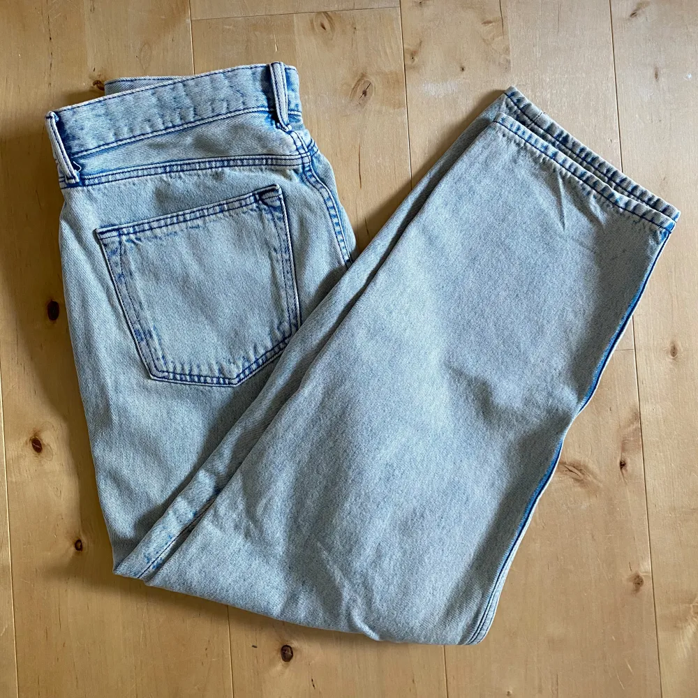 Snygga jeans perfekta till sommaren! Storlek W31 L32. Nyskick 10/10. Ställ gärna frågor vid funderingar!. Jeans & Byxor.