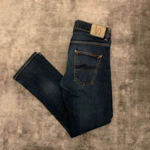 Nudie Jeans Dude dan - Nudie jeans Dude dan | Skick: 8/10 | Strl w32 L30 | Vårt pris 399 kr | Hör av dig om du undrar något!