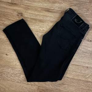 Sjukt feta Jacob Cohën jeans 🐎 Dessa byxor säljs pga att de är försmå! Skicket är grymt bra och priset är detsamma 🙌🏼 Midjemåttet är 31 men sitter som 29/30… CareOfCarl ~ 5000kr Second Treasures ~ 899kr