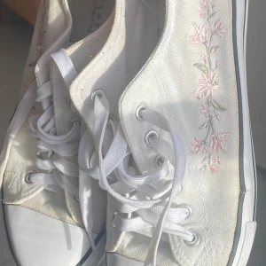 URGULLIGA vita sneakers 💕 - fri frakt!! köpta secondhand och aldrig använda av mig men använda några få gånger av tidigare ägaren! supersöt brodyr på båda skor, passar storlek 39-40 💕säljer suuuperbilligt då jag inte kommer använda dem :)