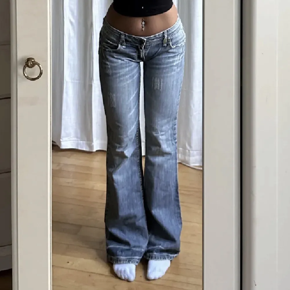 jättefina jeans med mönster på bakfickorna, bilderna är från personen jag köpte dom av för dom är för små för mig, skriv privat för mått 🫶🏻. Jeans & Byxor.