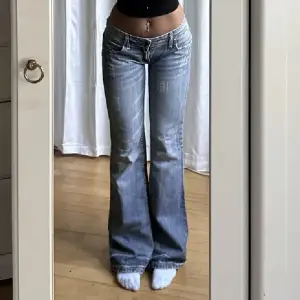 jättefina jeans med mönster på bakfickorna, bilderna är från personen jag köpte dom av för dom är för små för mig, skriv privat för mått 🫶🏻