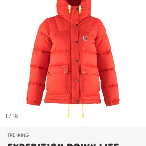 Fjällräven Jacka - Säljer min jättefina röda fjällräven jacka som är i jättebra skick