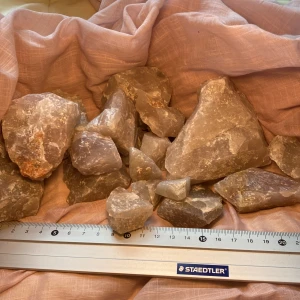 Svensk quartz - Svensk kvarts, i grå och lila. Stenarna har defekter, såsom grumliga eller gråa pigmenteringar och avlagringar av kalk och okänd mineral. Priset är för en liten sten, men säljer såklart gärna alla, eller några i taget. Specificera vilken storlek i dm