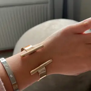 Säljer detta lyxiga armband i guld, aldrig använd. 💘