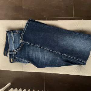 Nudie jeans i modellen grim Tim. Dessa är i nyskick, endast testade. Nypris ligger på 1600.