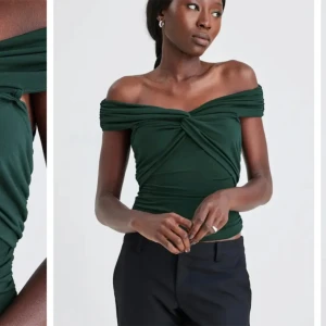 Grön topp - Säljer nu denna fina topp från bik bok som inte kommer till användning. Endast använd 1 gång. Skriv för fler bilder eller frågor 🤗 