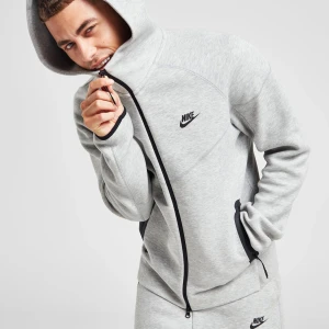 Nike teech tracksuit  - Hej, jag skulle vilja bytta min nästan oänvands Nike tracksuit med någon som har i svart. 