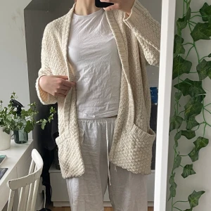 Cardigan  - Säljer min långa stickade kofta. Tror den är från 365 sun ☀️ shine. Storlek L. Fint skick, inte så använd. 