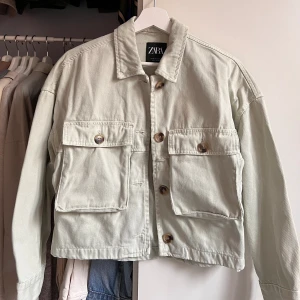 Mintgrön jacka - 🤍Mintgrön kort jacka från Zara i strl XS 🤍Välanvänd men i fint skick