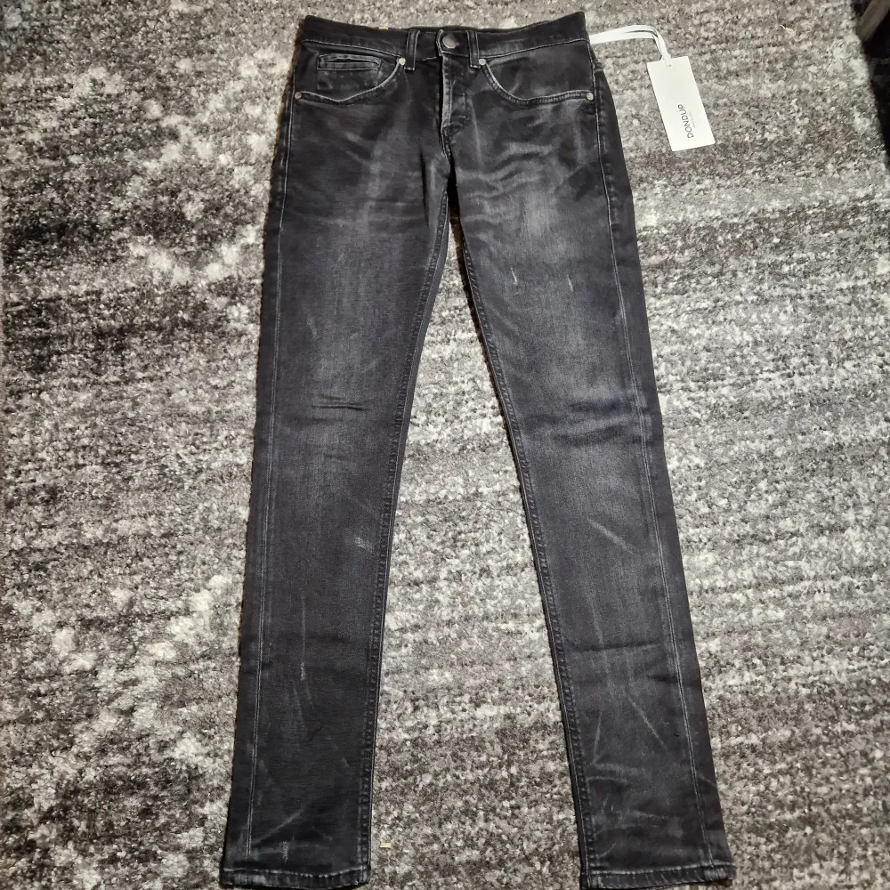 Tjena säljer ett par riktigt schyssta dondup jeans i modellen George. Skicket på jeansen är 9/10. Har du några frågor eller funderingar så hör av dig // IC_RESELL . Jeans & Byxor.