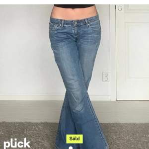 (Första bilden är lånad)  Hej! Säljer dessa snygga lågmidjade bootcut jeans från Levis köpta på plick🩷🩷 midjemått: 37cm(rakt över) innebensmått: 78 cm